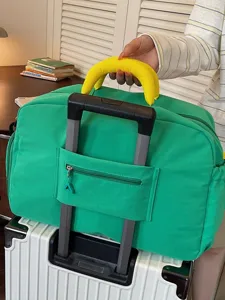 Grande borsone da viaggio verde con pratico copri impugnatura giallo per brevi viaggi.
