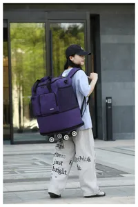 Gran mochila de viaje con ruedas universales y diseño morado duradero y práctico.