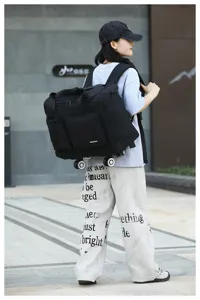 Gran bolsa de viaje con ruedas universales y correas de mochila para un transporte fácil.