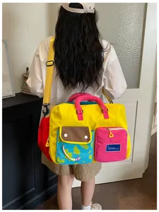 Vista dettagliata di una borsa da viaggio colorata con tasche multiple, design vivace.