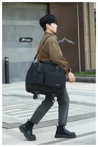 Gran bolsa de viaje con ruedas universales para desplazamientos cómodos y fácil uso.
