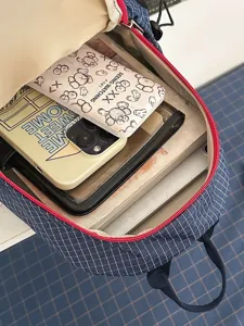 Sac à dos matelassé décontracté avec fermeture éclair rouge et compartiment spacieux au quotidien.