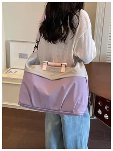 Vista detallada de la gran bolsa de viaje con diseño extensible y cómodas asas de transporte.