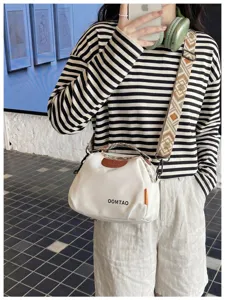 Schicke weiße Canvas-Muschel-Umhängetasche mit breitem Ethno-Muster-Gurt für Damen Alltag.
