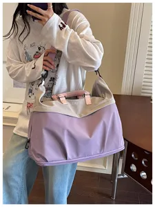 Gran bolsa de viaje morada con asas rosas, elegante bolsa de deporte y equipaje para mujeres.