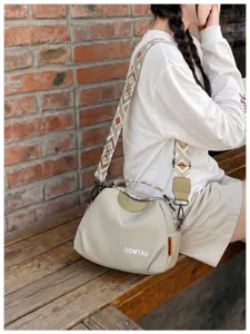 Lässige Damen Muscheltasche mit breitem Mustergurt modische Umhängetasche für Alltag