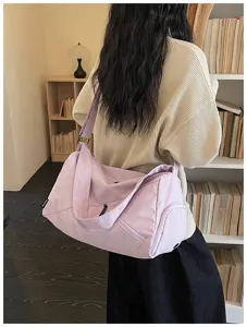 Vue détaillée du sac de voyage violet clair souple avec sangle d'épaule pratique.