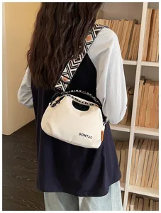 Stilvolle Damen Umhängetasche Muscheltasche mit geometrischem breiten Gurt für den Alltag.
