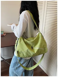 Grand sac de voyage et de sport vert pour femme, sac de sport étanche et pratique.