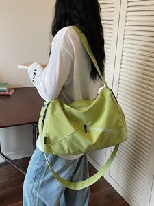 Grand sac de voyage vert clair pour femme, sac de sport et de fitness avec bandoulière réglable.