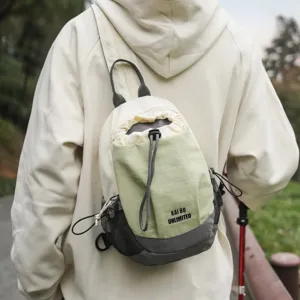 Detailansicht des leichten Outdoor-Freizeitrucksacks, beige-grüner kompakter Wanderrucksack.
