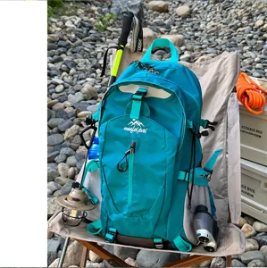 Detailansicht des blauen Outdoor-Rucksacks mit mehreren Taschen und praktischen Befestigungen.
