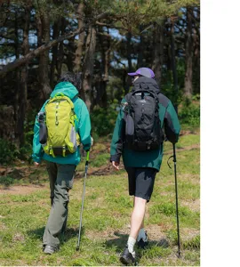 Outdoor Wanderrucksack Szene im Wald zeigt ergonomisches Design und bequeme Gurte.
