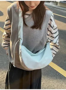 Casual canvas crossbody bag for women, versatile single shoulder crescent hobo bag for daily use.