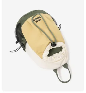 Detailansicht der leichten Outdoor-Brusttasche, Freizeittasche mit Kordelzug und Blockfarben.