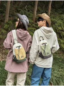 Detailansicht der Outdoor-Brusttasche, Freizeittour-Umhängetasche mit Kontrastfarben-Design.