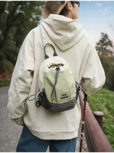 Leichter Outdoor Brustbeutel lässiger Wanderrucksack Detailansicht mit grünem und weißem Design.