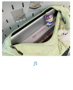 Ανοιχτό πράσινη αθλητική τσάντα γυμναστηρίου λεπτομέρεια, μεγάλη casual τσάντα ώμου.