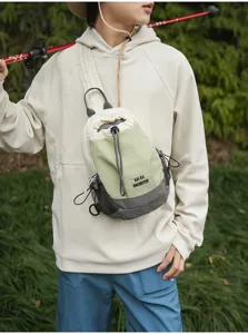 Leichte Outdoor-Brusttasche für Wandern und Freizeit mit robustem Material und modernem Design.