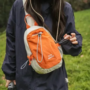 Leichter Outdoor-Brustbeutel aus Nylon, lässige modische Umhängetasche für Damen beim Wandern.