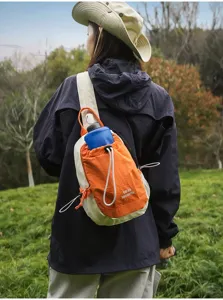 Leichte Outdoor Brusttasche für Damen, Freizeit Crossbody Wanderrucksack mit Flasche.