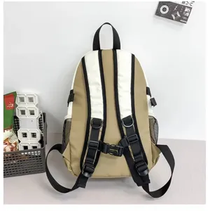 Neutraler Rucksack im Tooling-Stil mit Kontrastfarbe, mehreren Taschen und robustem Riemendesign.