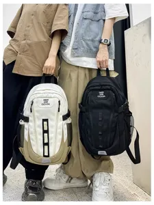 Nahaufnahme des neutralen Utility-Rucksacks mit mehreren Taschen und robusten Gurten.