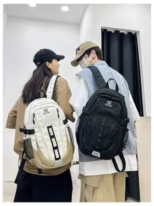 Detailansicht des neutralen Tooling-Stil Campus-Rucksacks von Models in Alltagsszene.