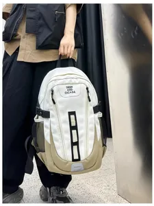 Neutraler Taktik-Rucksack in Weiß und Khaki mit mehreren Taschen und Riemen für Alltag.