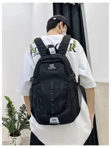 Detailaufnahme des schwarzen Taktikrucksacks mit vielen Taschen und seitlichen Netztaschen.