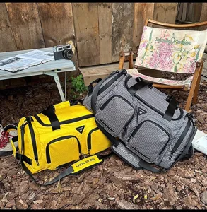 Detailansicht großer Reise-Duffeltaschen mit multifunktionalen Fächern und stabilen Gurten.