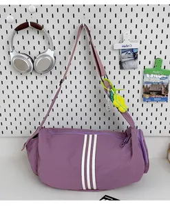 Lässige violette Reisetasche mit drei Streifen, große Schulter Sporttasche für Damen.