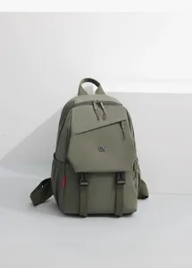Vista dettagliata dello zaino verde casual con patta anteriore e fibbie pratiche.