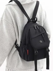 Zaino mini nero classico per il tempo libero, leggero tessuto in nylon con tasche sicure.