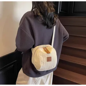 Vue détaillée d'un sac bandoulière en nylon décontracté, montrant sa forme et texture.