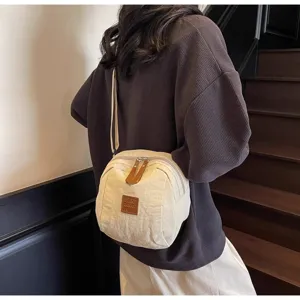 Détail sac bandoulière coquillage en nylon, petit sac à épaule tendance pour femme casual.