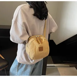 Sac bandoulière décontracté en nylon en forme de coquillage pour femme, léger et pratique.