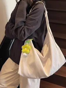 Grand sac bandoulière en toile pour femme, grand sac slouchy souple et décontracté.