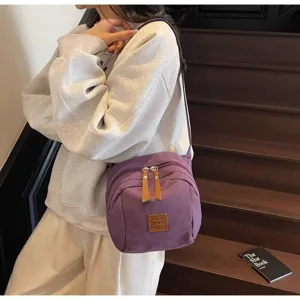 Sac à bandoulière coquillage en nylon léger pour femmes, design quotidien minimaliste et décontracté.