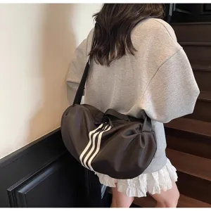 Casual travel duffel bag with large capacity, lightweight sports fitness shoulder bag for women.