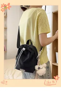 Detailansicht des lässigen schwarzen Mini-Kordelzug-Rucksacks mit niedlichem Plüsch-Bären.