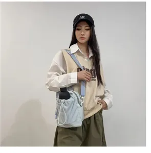 Detailaufnahme einer hellblauen Umhängetasche für Trinkflaschen am Model, Freizeit.