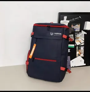 Grande zaino sportivo in blu scuro e rosso, resistente per viaggi e attività all'aperto.