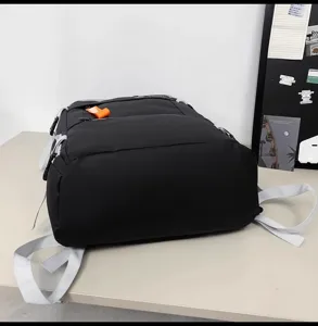 Grande zaino sportivo nero con spallacci comodi progettato per i viaggi all'aperto.