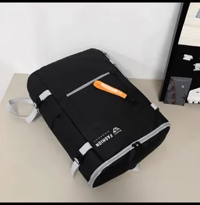 Zaino sportivo nero di grande capacità per fitness all'aperto e viaggi con cinghie e scomparti.