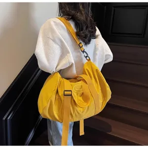 Grote gele reistas met smiley borduurwerk, casual crossbody tas voor sport en fitness.
