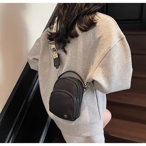 Bolso bandolera negro informal para mujer con correa monograma elegante y varios bolsillos.