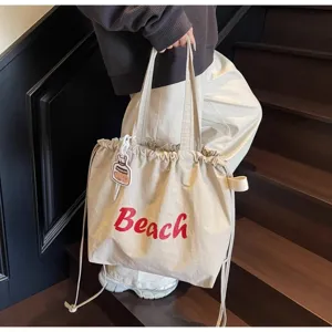 Sac à bandoulière décontracté en nylon avec cordon et impression de lettres rouges.