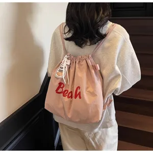 Vue détaillée du sac à dos cordon en nylon décontracté avec tissu et impression rouge.