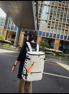 Grande zaino sportivo all'aperto design bianco alla moda, ideale per palestra, viaggi e sport.